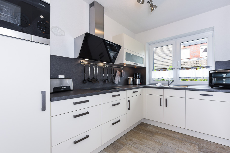 Ferienhaus „Ankerhuus“ - Wohnzimmer mit integriertem Küchenbereich