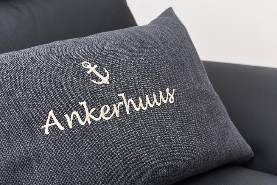 Ferienhaus „Ankerhuus“ - Wohnzimmer mit integriertem Küchenbereich