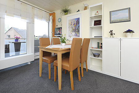 Ferienwohnung „Neptun“ - Wohnzimmer mit integriertem Küchenbereich