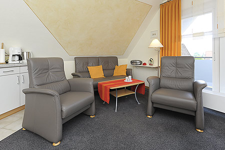 Ferienwohnung „Neptun“ - Wohnzimmer mit integriertem Küchenbereich