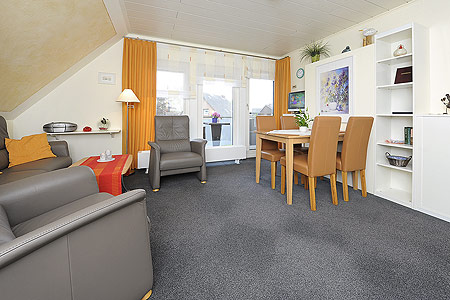 Ferienwohnung „Neptun“ - Wohnzimmer mit integriertem Küchenbereich