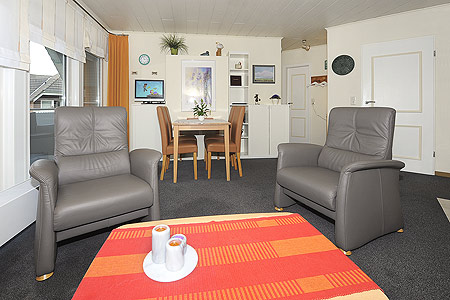 Ferienwohnung „Neptun“ - Wohnzimmer mit integriertem Küchenbereich