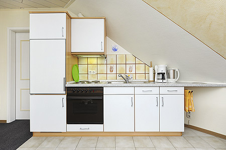 Ferienwohnung „Neptun“ - Wohnzimmer mit integriertem Küchenbereich