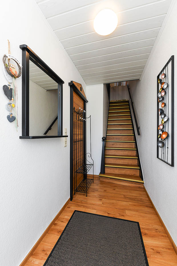 Ferienwohnung „Eulennest“ - Flur und Treppe ins Obergeschoss