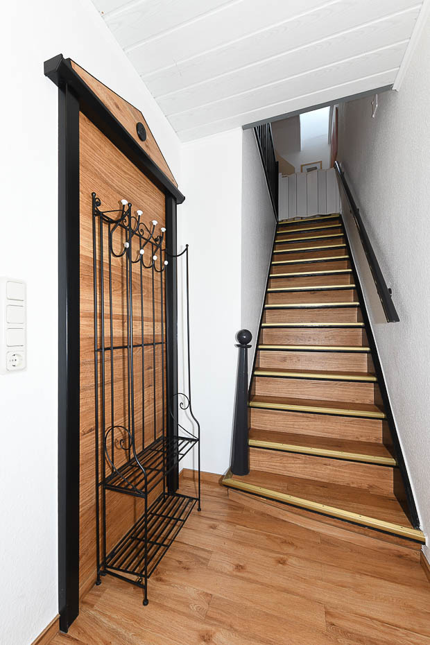 Ferienwohnung „Eulennest“ - Flur und Treppe ins Obergeschoss