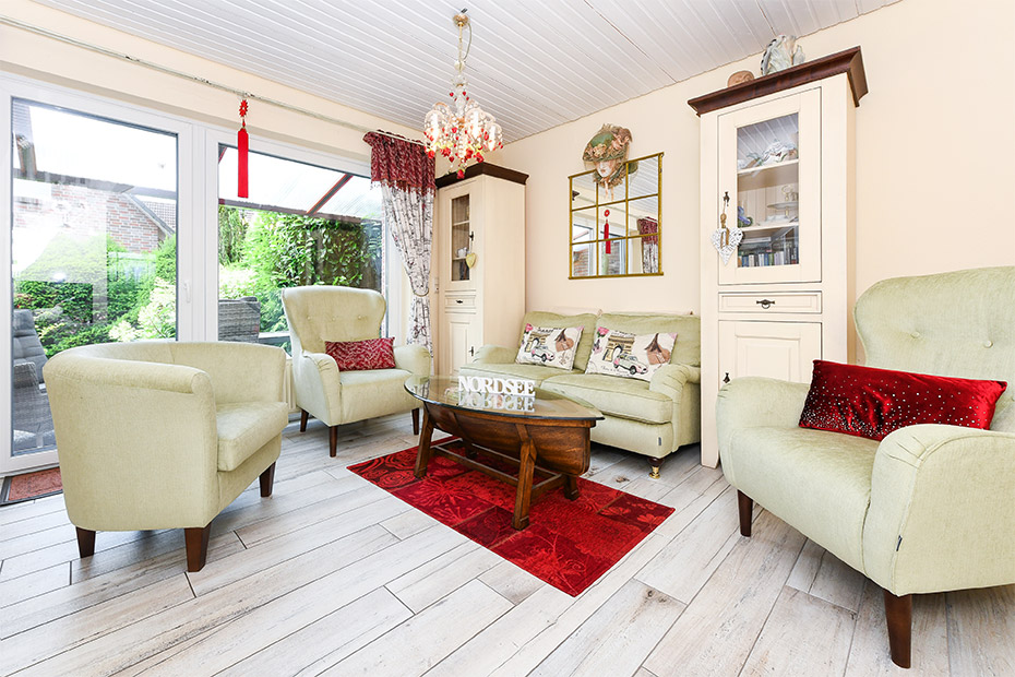 Ferienhaus „Nordseeidyll“ - Wohnzimmer mit integriertem Küchenbereich