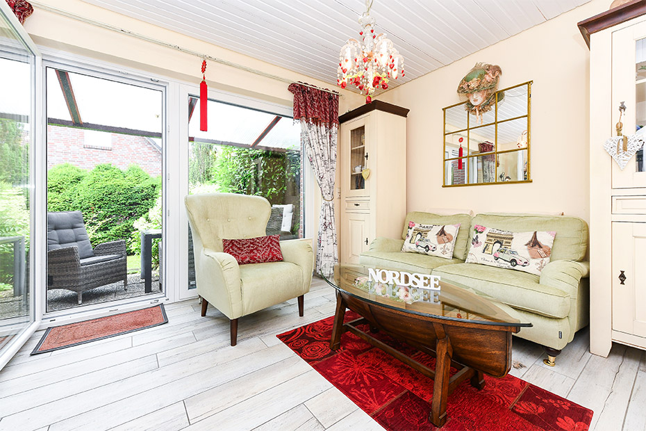 Ferienhaus „Nordseeidyll“ - Wohnzimmer mit integriertem Küchenbereich