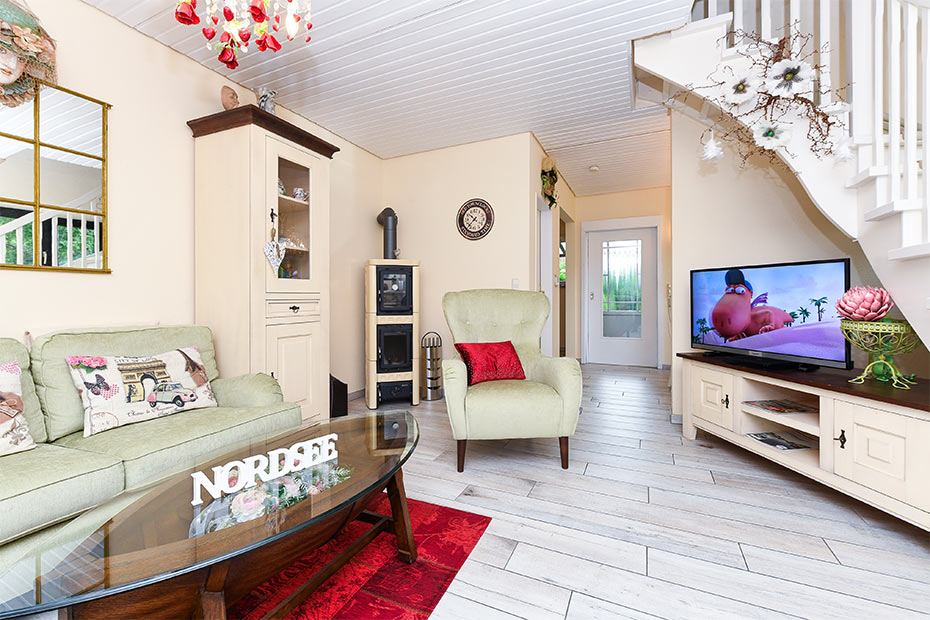 Ferienhaus „Nordseeidyll“ - Wohnzimmer mit integriertem Küchenbereich