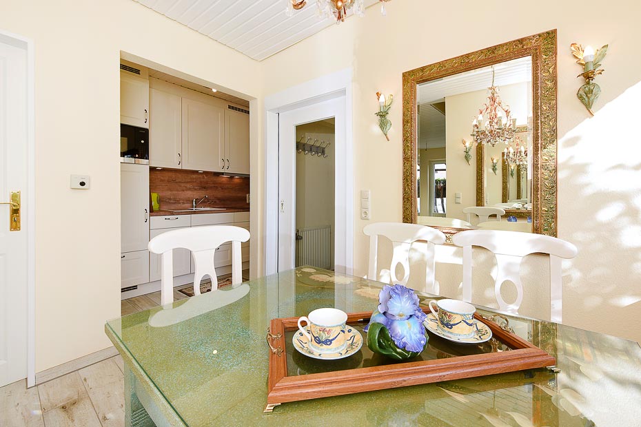 Ferienhaus „Nordseeidyll“ - Wohnzimmer mit integriertem Küchenbereich