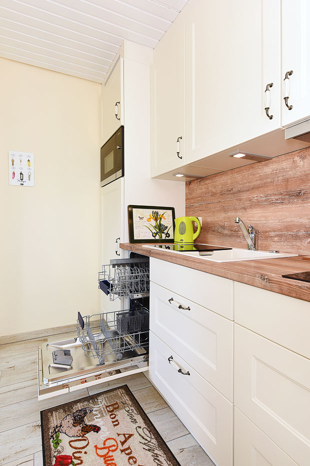 Ferienhaus „Nordseeidyll“ - Wohnzimmer mit integriertem Küchenbereich