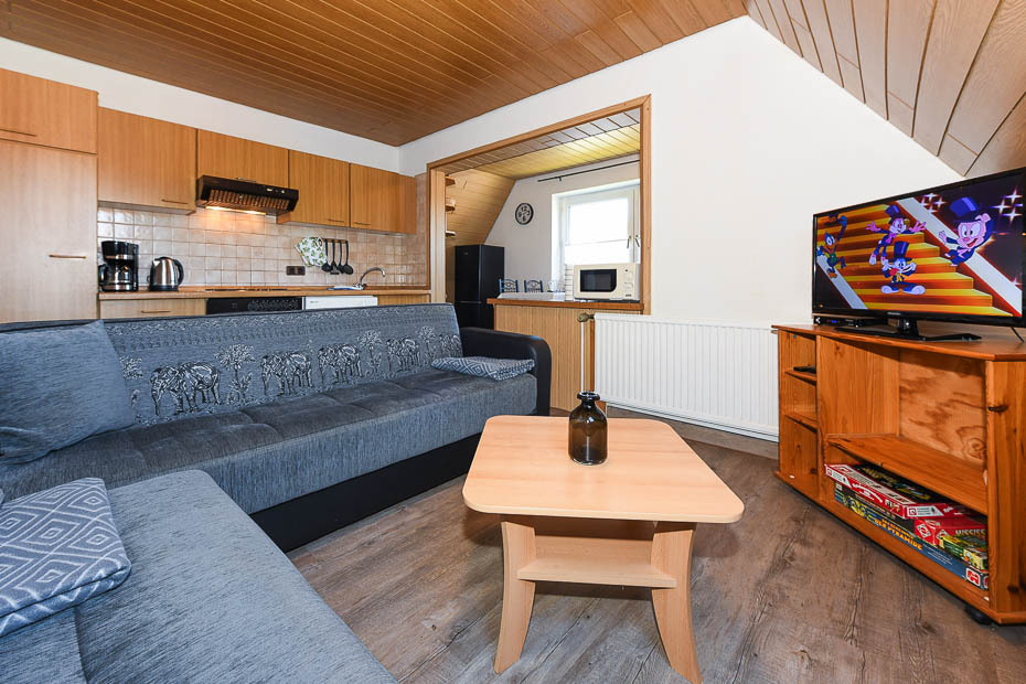 Ferienwohnung „Haus Wangerooge“ - Wohnzimmer mit integriertem Küchen- und Essbereich