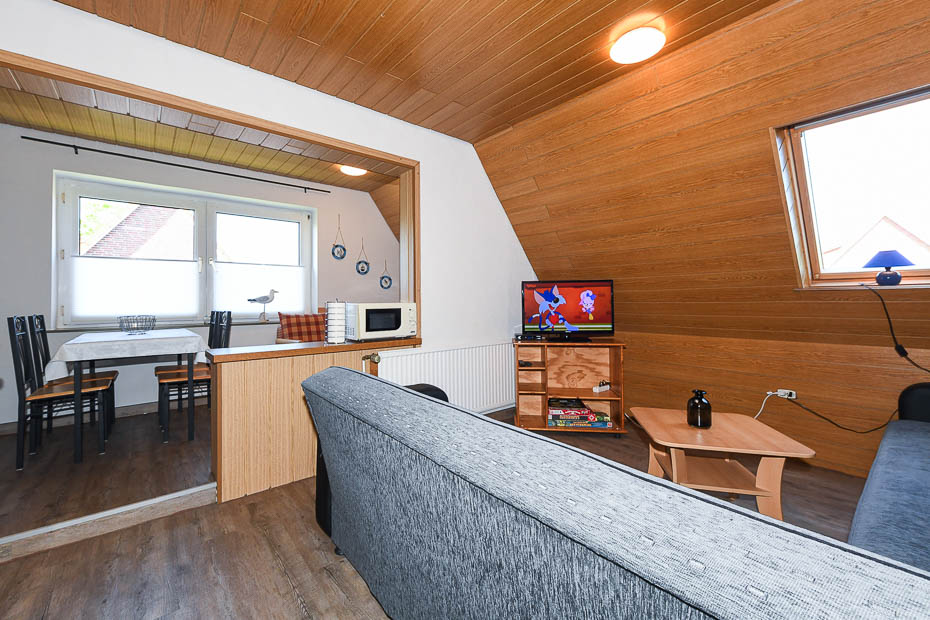 Ferienwohnung „Haus Wangerooge“ - Wohnzimmer mit integriertem Küchen- und Essbereich
