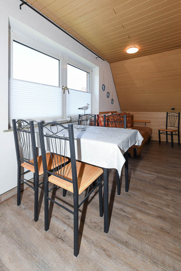 Ferienwohnung „Haus Wangerooge“ - Wohnzimmer mit integriertem Küchen- und Essbereich