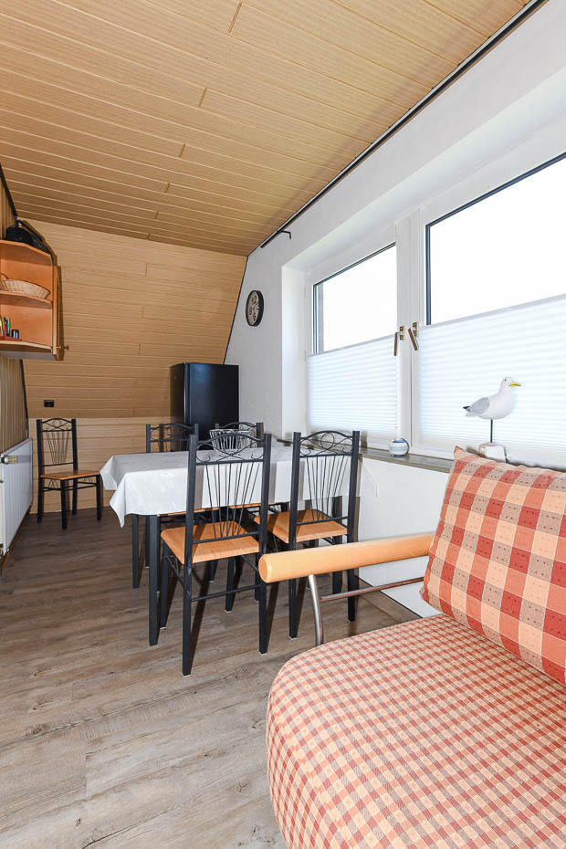 Ferienwohnung „Haus Wangerooge“ - Wohnzimmer mit integriertem Küchen- und Essbereich