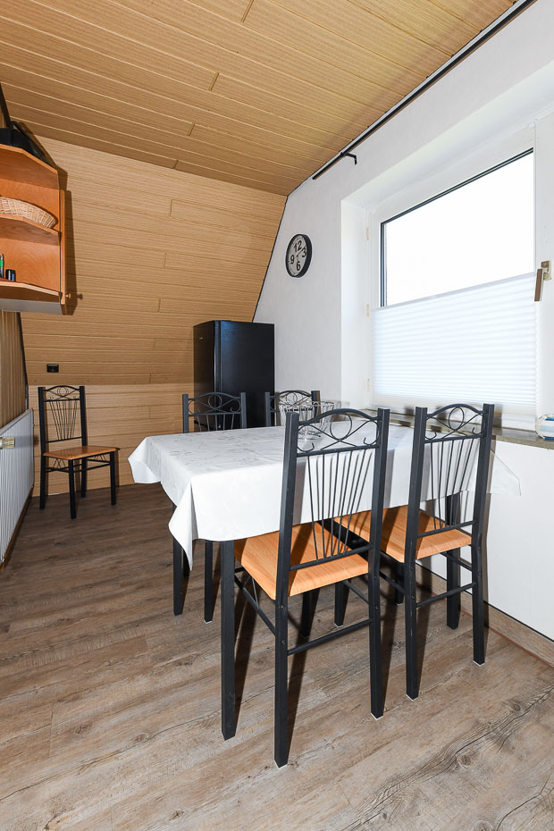 Ferienwohnung „Haus Wangerooge“ - Wohnzimmer mit integriertem Küchen- und Essbereich