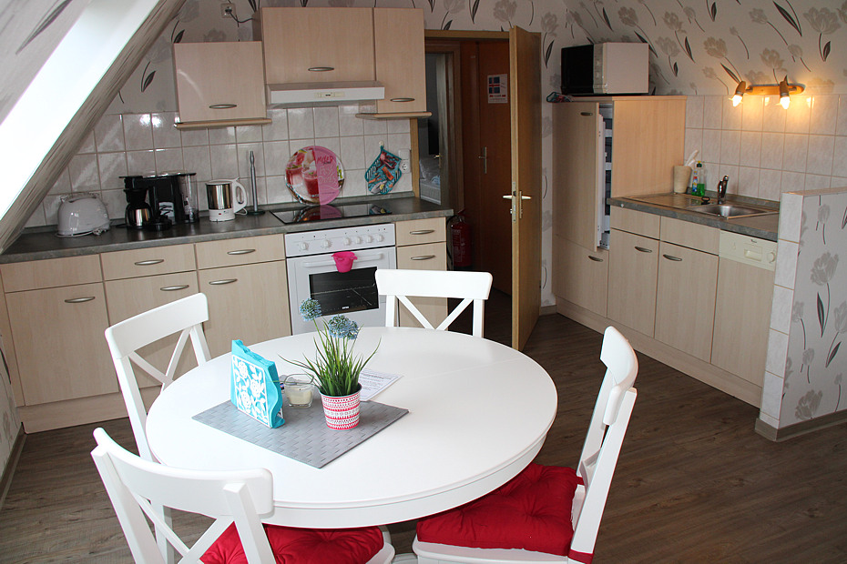 Ferienwohnung „Island“ (Inselblick) - Wohnzimmer mit integriertem Küchenbereich