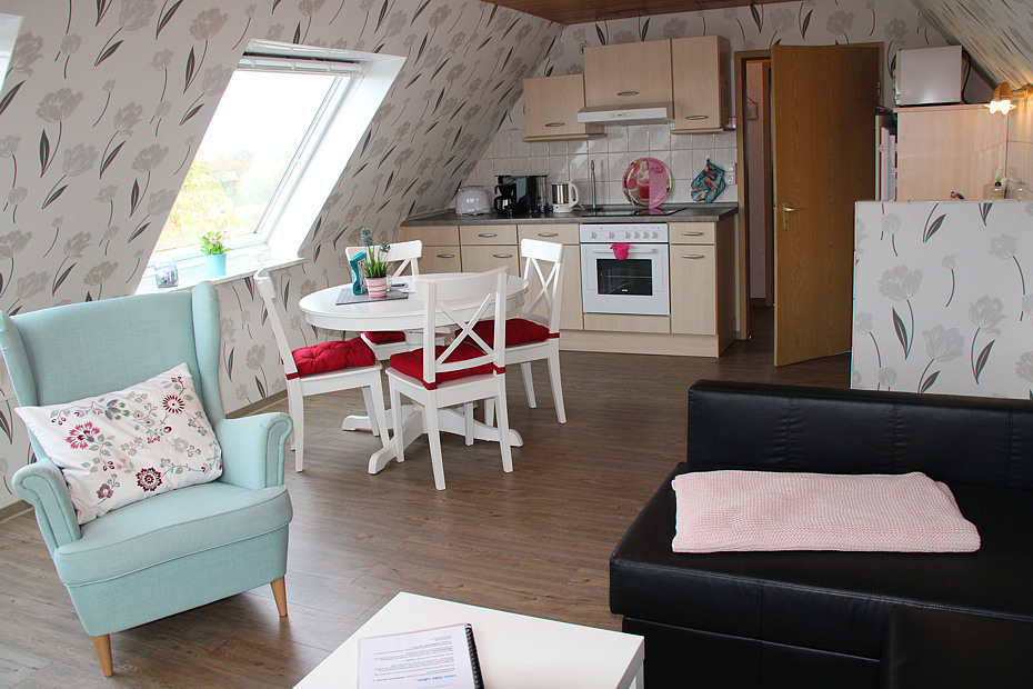 Ferienwohnung „Island“ (Inselblick) - Wohnzimmer mit integriertem Küchenbereich