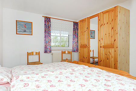 Ferienwohnung „Blumenwiese“ - Schlafzimmer 1