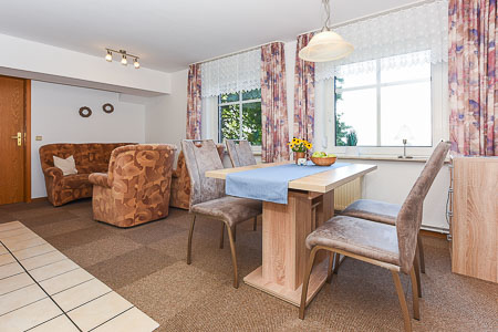 Ferienwohnung „Blumenwiese“ - Wohnraum mit integrierter Küche