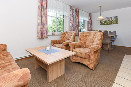 Ferienwohnung „Blumenwiese“ - Wohnraum mit integrierter Küche