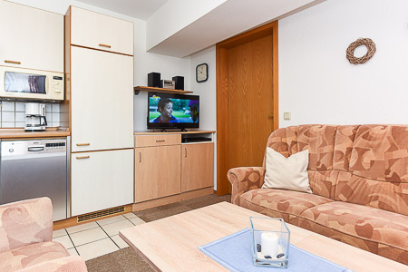 Ferienwohnung „Blumenwiese“ - Wohnraum mit integrierter Küche