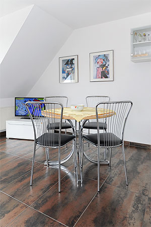 Ferienwohnung „Pastoor“ - Wohnzimmer mit integriertem Küchenbereich