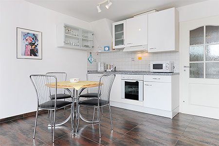 Ferienwohnung „Pastoor“ - Wohnzimmer mit integriertem Küchenbereich