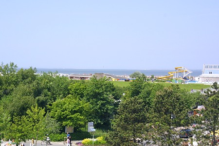 Ferienwohnung „Seewolf“ - Aussicht vom Balkon auf Richtung Wellenbad und Strand auf die Nordsee
