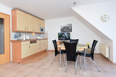 Ferienwohnung „Seewolf“ - Wohnzimmer mit integriertem Küchenbereich