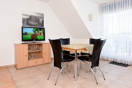 Ferienwohnung „Seewolf“ - Wohnzimmer mit integriertem Küchenbereich