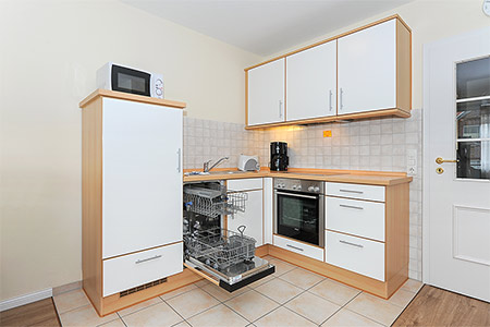 Ferienwohnung „Strandglück“ - Wohnzimmer mit integriertem Küchenbereich