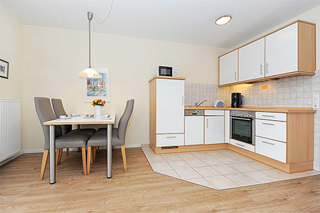 Ferienwohnung „Strandglück“ - Wohnzimmer mit integriertem Küchenbereich