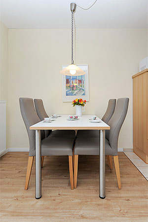 Ferienwohnung „Strandglück“ - Wohnzimmer mit integriertem Küchenbereich