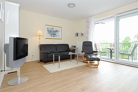 Ferienwohnung „Strandglück“ - Wohnzimmer mit integriertem Küchenbereich