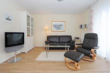 Ferienwohnung „Strandglück“ - Wohnzimmer mit integriertem Küchenbereich