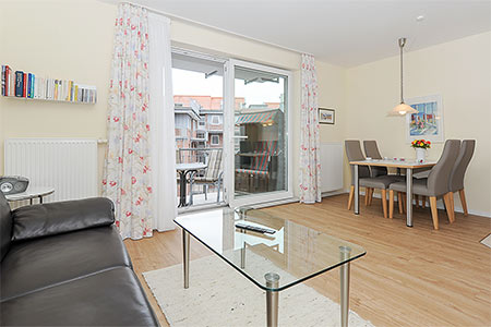 Ferienwohnung „Strandglück“ - Wohnzimmer mit integriertem Küchenbereich