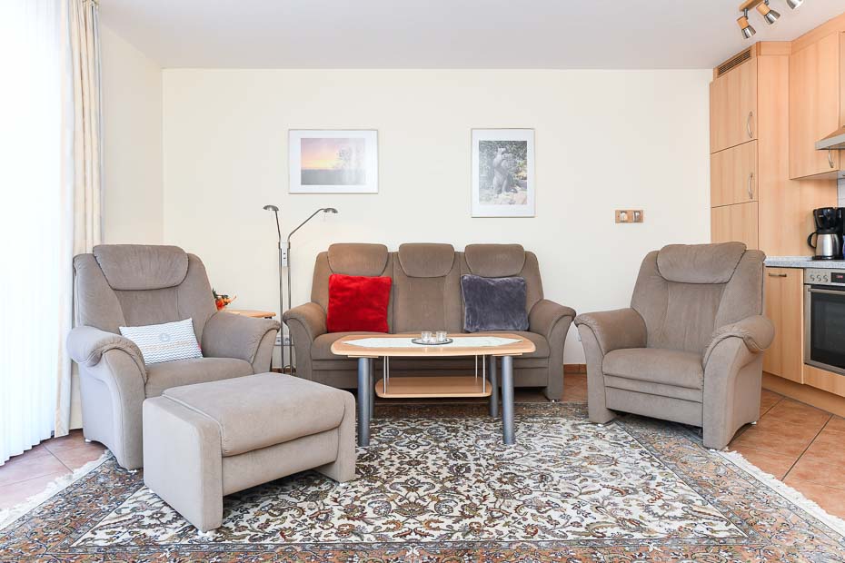 Ferienwohnung „W'ooge“ - Wohnzimmer mit integriertem Küchenbereich
