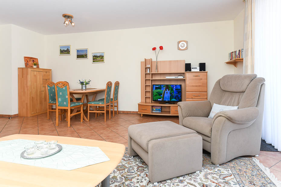 Ferienwohnung „W'ooge“ - Wohnzimmer mit integriertem Küchenbereich