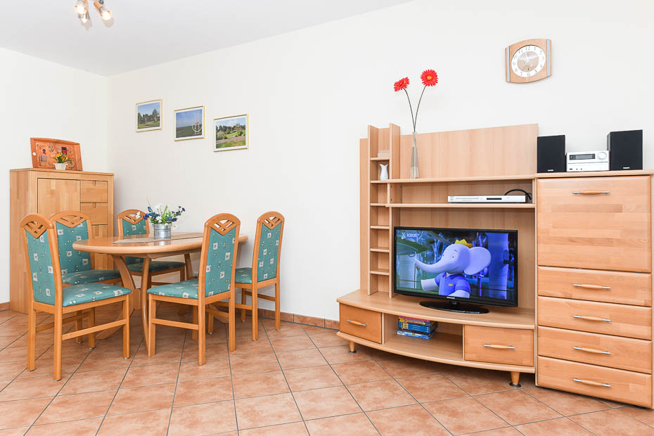 Ferienwohnung „W'ooge“ - Wohnzimmer mit integriertem Küchenbereich