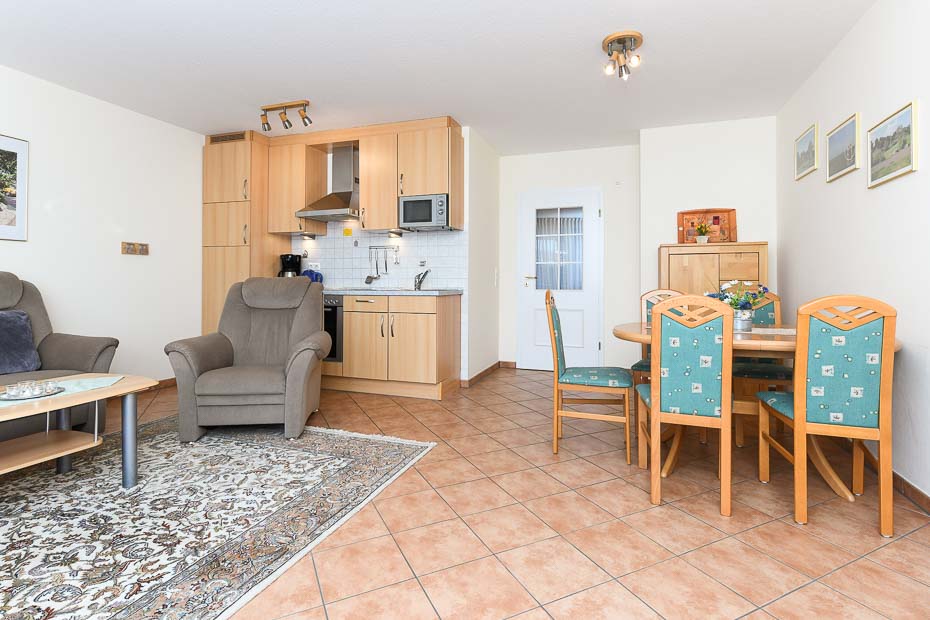 Ferienwohnung „W'ooge“ - Wohnzimmer mit integriertem Küchenbereich