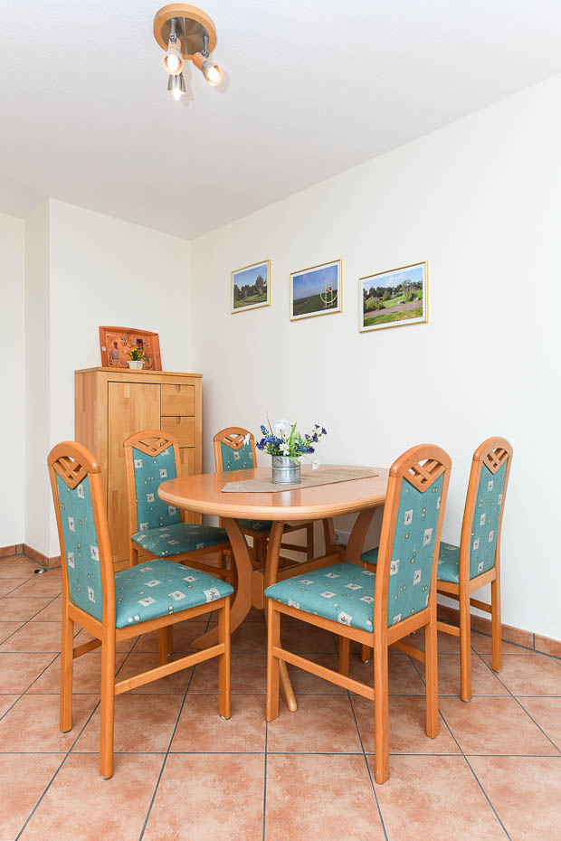 Ferienwohnung „W'ooge“ - Wohnzimmer mit integriertem Küchenbereich