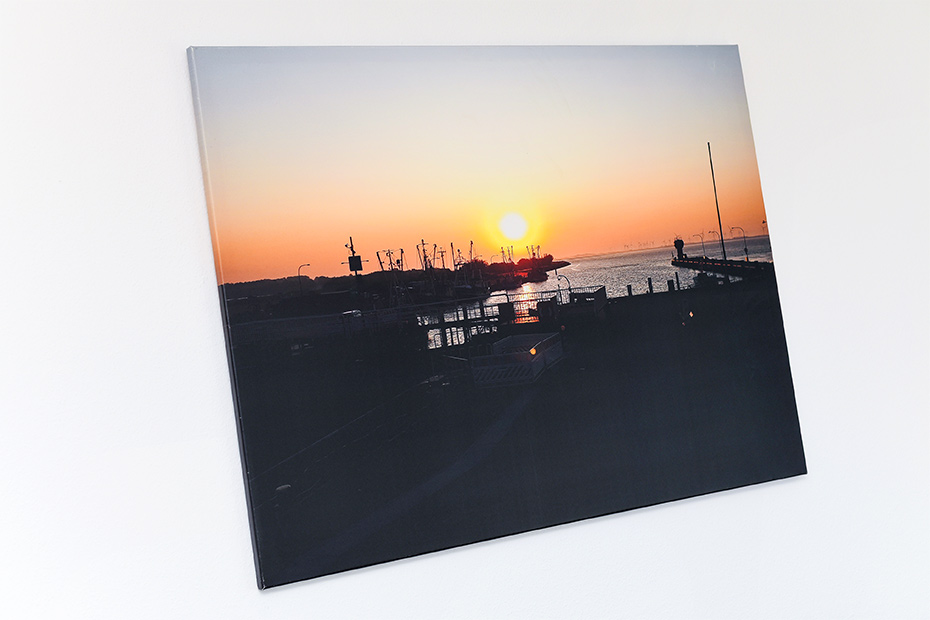 Ferienhaus „Küstenhäuschen“ - Wohnzimmer mit Essplatz und integrierter Küche