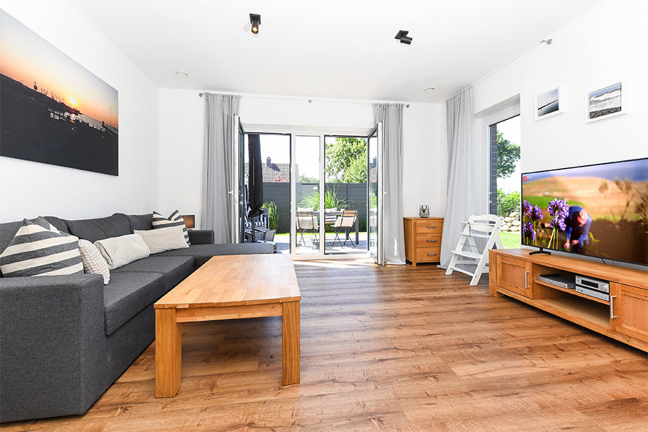 Ferienhaus „Küstenhäuschen“ - Wohnzimmer mit Essplatz und integrierter Küche