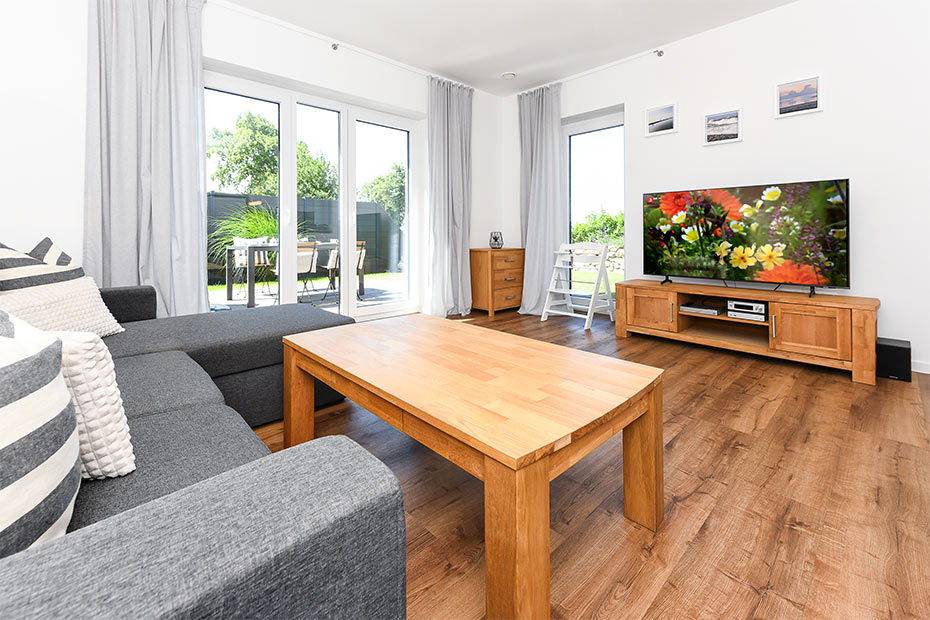 Ferienhaus „Küstenhäuschen“ - Wohnzimmer mit Essplatz und integrierter Küche