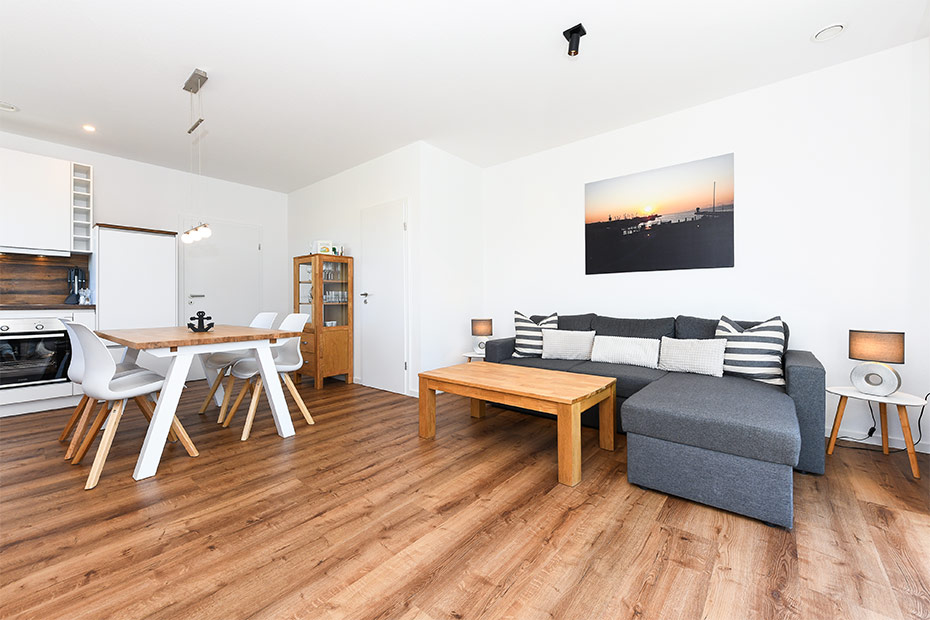 Ferienhaus „Küstenhäuschen“ - Wohnzimmer mit Essplatz und integrierter Küche