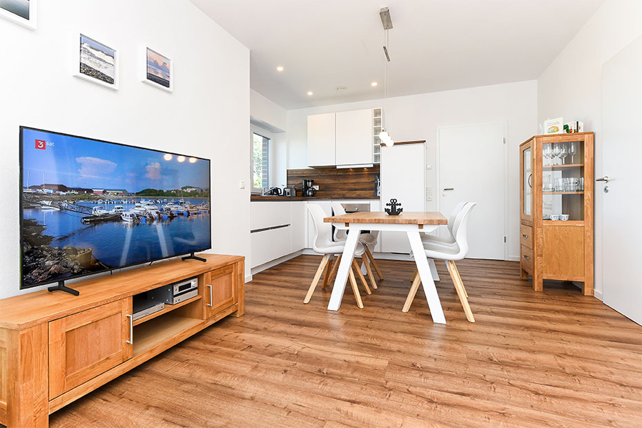 Ferienhaus „Küstenhäuschen“ - Wohnzimmer mit Essplatz und integrierter Küche