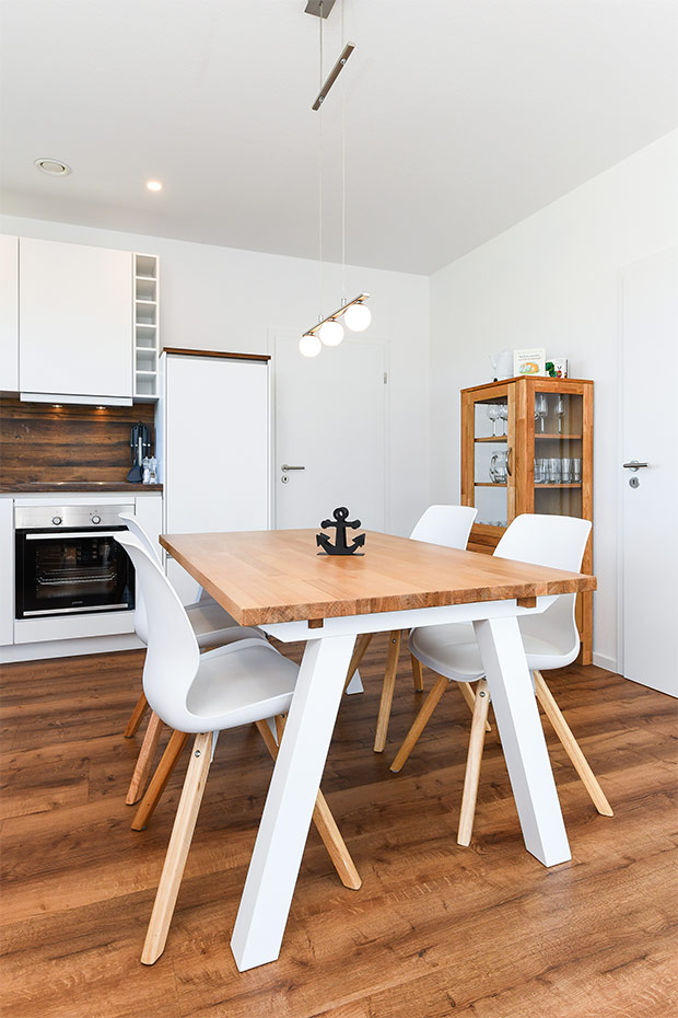 Ferienhaus „Küstenhäuschen“ - Wohnzimmer mit Essplatz und integrierter Küche