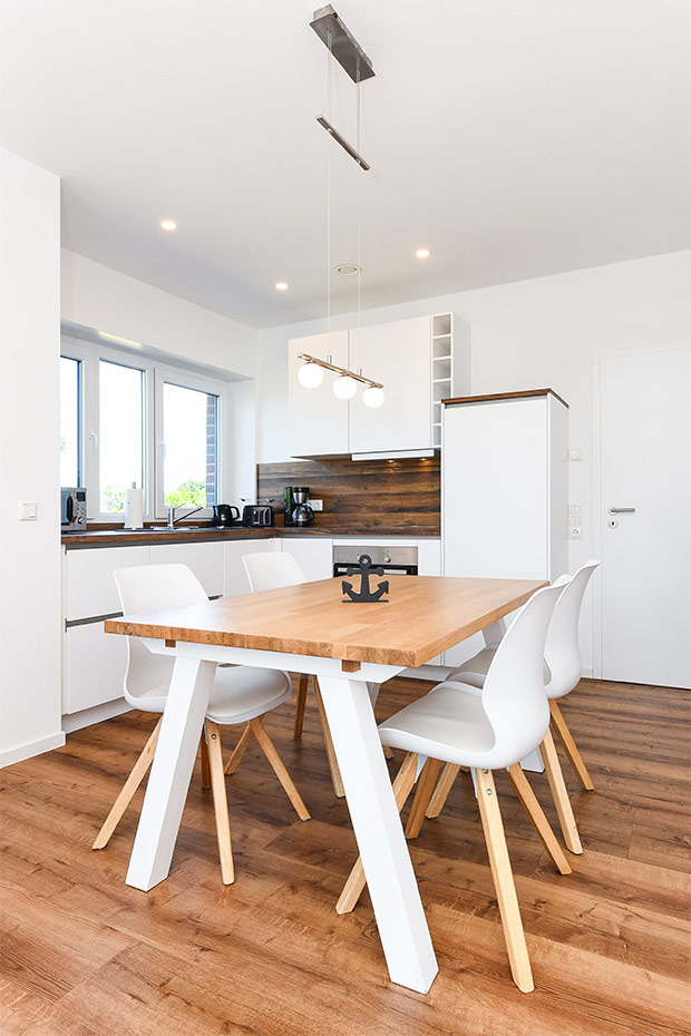 Ferienhaus „Küstenhäuschen“ - Wohnzimmer mit Essplatz und integrierter Küche