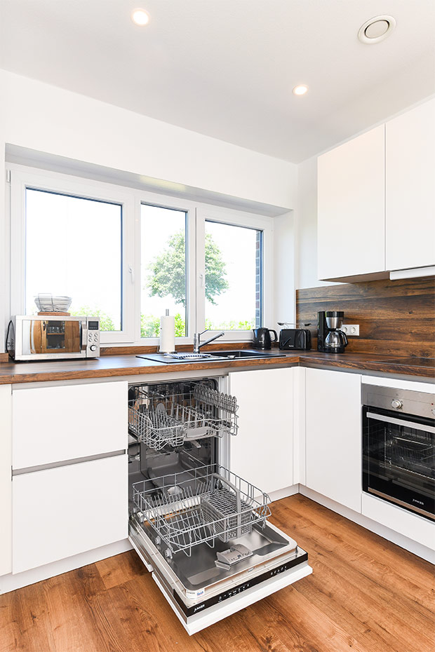 Ferienhaus „Küstenhäuschen“ - Wohnzimmer mit Essplatz und integrierter Küche