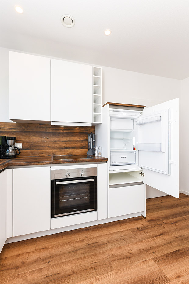 Ferienhaus „Küstenhäuschen“ - Wohnzimmer mit Essplatz und integrierter Küche